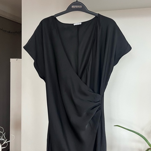 Aritzia Babaton Closing Satin Formal Elegant Black Evening V-Neck Dress Sz  M - Picture 13 of 15
